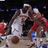 Kyshawn George (à droite) tente de s'interposer devant Precious Achiuwa. KEYSTONE/AP/Pamela Smith